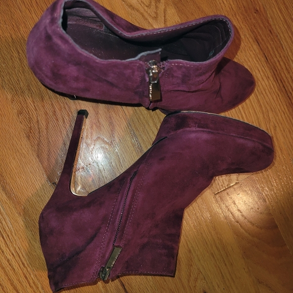 Vince Camuto size 9M Booties Color Burgundy - Picture 6 of 12